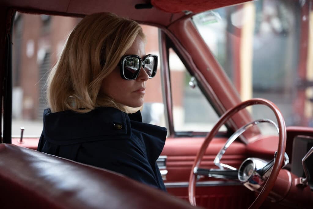 Elizabeth Banks porte des lunettes de soleil dans une voiture dans Call Jane.
