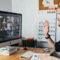 Un homme effectuant un appel vidéo à l'aide d'un ordinateur iMac.
