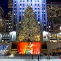 Un arbre de Noël est allumé au Rockefeller Center.