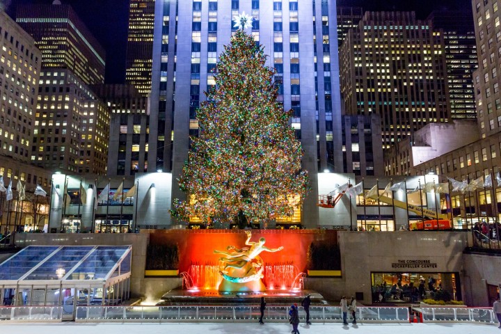 Un arbre de Noël est allumé au Rockefeller Center.