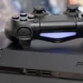 Manette DualShock 4 posée sur le dessus d'une console PS4