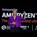 Le PDG d'AMD tenant le processeur de la série Ryzen 7040.