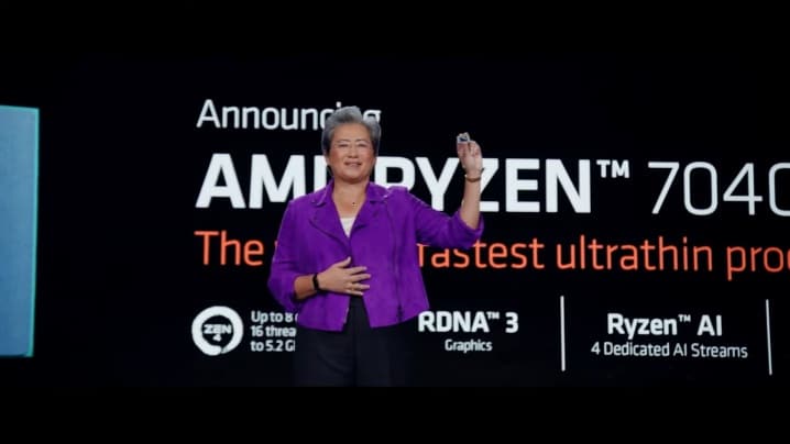 Le PDG d'AMD tenant le processeur de la série Ryzen 7040.